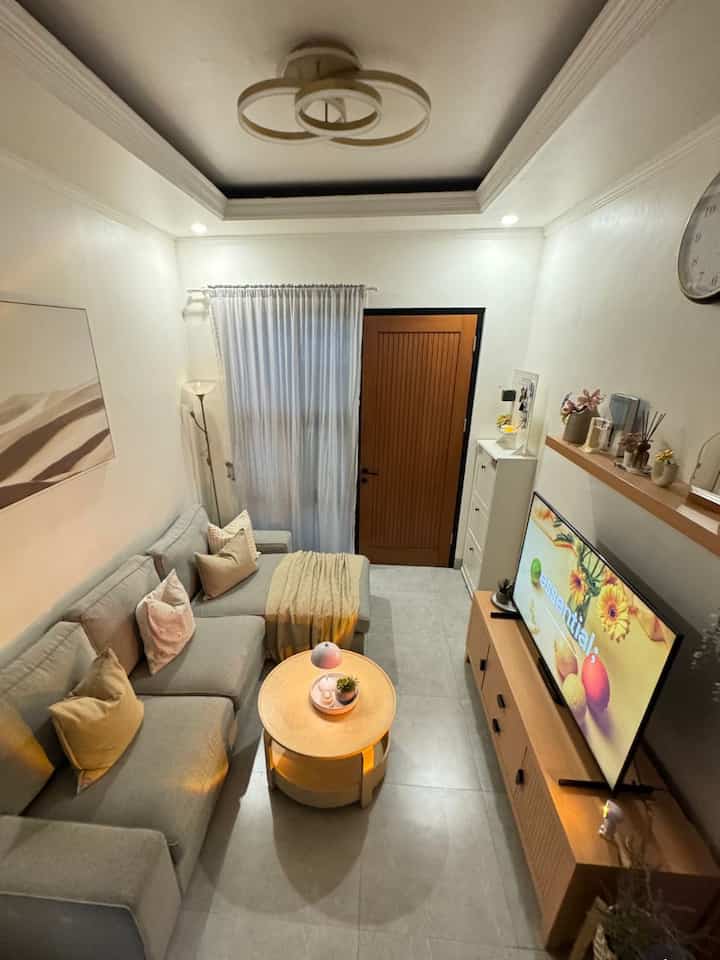 — Living Room vibes menuju malam 🌙✨
Biar suasana makin hangat dan terkesan cozy, di living room ini biasanya menggunakan lampu downlight dan lampu decorative dengan nuansa wharm white 💡👀

#RekomendasiLampu
#LampuRumah
#NightVibe
#SofaMinimalis
#LivingRoomMinimalis
#InspirasiLivingRoom
