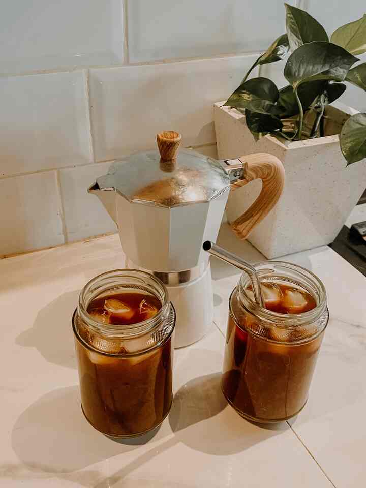 ice americano at home why not !! 
#onetwocup #americanoice #kitchenbanch #mokapot 