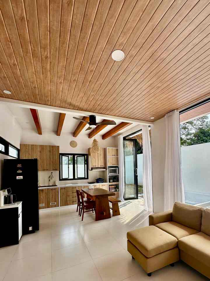 Open space di nuestra casa bikin semua terasa lega banget, Cahaya matahari masuk, angin sepoi-sepoi lewat, suara kicauan burung  tetangga rasanya kayak liburan padahal cuma ngaduk kopi 😌
☀️

Cocok banget buat rebahan, masak, makan, kerja, ngobrol, liat tv, bengong mikirin hidup… semua bisa di satu ruangan. Multifungsi banget nggak tuh 😌

Ada yang juga tim open space + jendela gede? Kita satu aliran! 🙌

#kitchenset #kitchensetminimalis #dapursegaris #plavonpvc #mejamakanjepara #mejamakankayu #vitrase #gordenvitrase #kipasanginplafon #dapuropenspace #rumahopenspace #rumahtanpasekat

