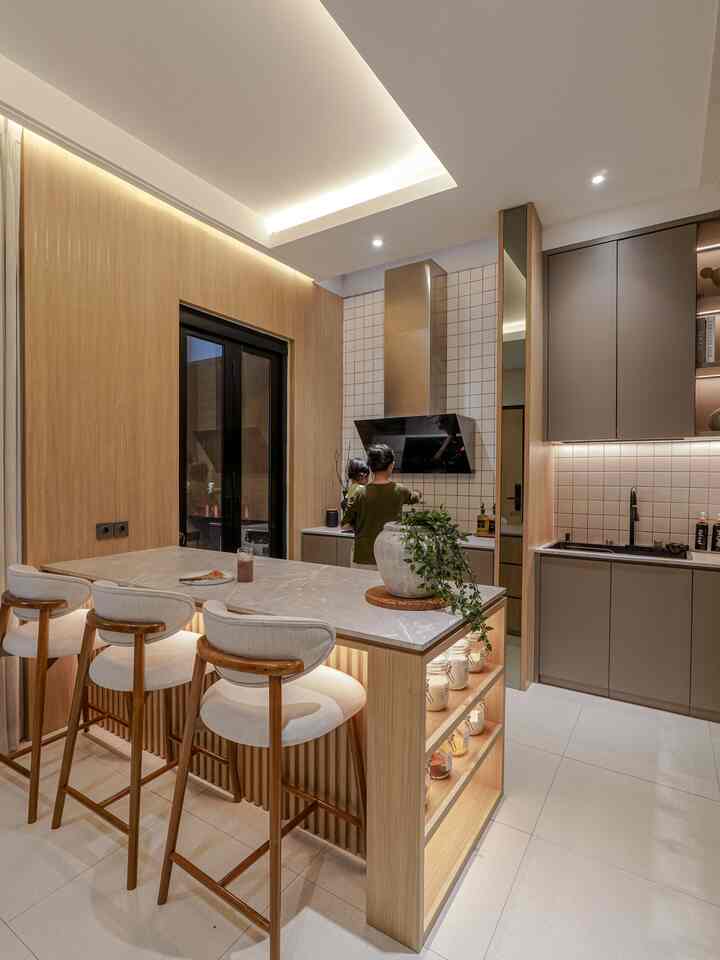 Hi, ini adalah tempat memasak dan menikmati hidangan dirumahku. Untuk memaksimalkan space aku buat dapur dan area makan menyatu tanpa sekat. Area bawah tangga disni juga aku maksimalkan untuk area penyimpanan biar semua barang punya rumah dan gak berantakan. 

Aku juga mengaplikasikan warna cat terang dengan kombinasi unsur kayu dan hpl choco. Biar terkesan lega, homey dan timeless 🤎🤏🏻

#Daour #Hpl #Wallpanel #Backsplash #KitchenSet  #DapurOpenSpace #RumahOpenSpace #RumahTanpaSekat 
