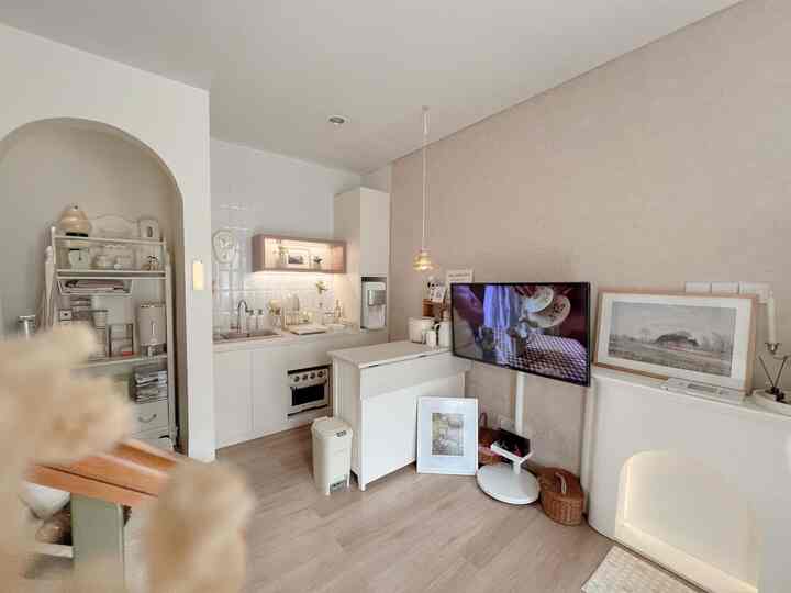 Dapur dan ruang makan menjadi satu ?? Di rumah mungilku itu yang aku terapkan agar rumah compact tetap terlihat luas , aku memiliki 1 ruangan arch : mini pantry untuk memisahkan Dapur dan area penyimpanan agar tetap terlihat lebih rapi di area dapurnya itu bisa jadi tips jg memiliki mini pantry di rumah agar terlihat rapi dan tertata #Inspirasidapurmungil #dapurcompact #compactkitchen #kitchenset #minipantry #wallpaperestetik #warnacatrumah 