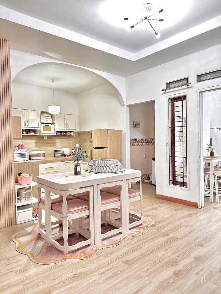 Dapur menyatu dengan Ruang Makan, bikin aku makin mudah dalam menyiapkan segala kebutuhan makan personil dirumah. 

Apalagi bagian sebelah kanan terdapat pintu yang berhadapan langsung dengan taman belakang. Jadi makin kerasa lega, sirkulasi udara terjaga dengan baik. 

Bikin lebih fungsional dan memudahkan dalam bersih-bersih 🥰

.
.
.

#Kitchenset #whiteandwood
#KitchenSetMinimalis #PlavonPVC 
#WarnaCatRumah #Stickerkulkas
#WallpaperEstetik  #Cat
#DapurOpenSpace
#RumahOpenSpace
#RumahTanpaSekat