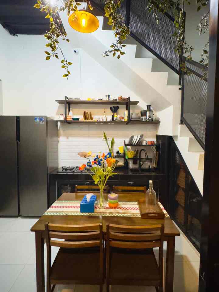 Dapur Compact👌

Kenapa? karena dapur bergabung dengan area makan alias open space area… 

Masih di lokasi rumah kami yang paling favorit, karena selain open space area dining dan kitchen, area ini juga langsung bisa menghadap taman kecil^^ 

Tidak hanya estetika namun secara fungsi kami coba fikirkan agar ketika masak di area kitchen asap juga mengalir keluar arah taman yang terbuka. 

#InspirasiDapurMungil #DapurCompact #CompactKitchen #DapurIndustrial #MejaMakanKayu #GranitHitamTopTable #SlidingDoor
