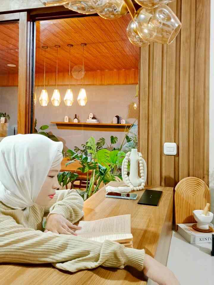 My Fave place in my home 
Ini bisa jadi tempat masak, makan bisa juga buat kerja atau santai baca buku-buku kesukaan aku. 
Mo ngopi atau nge teh cantik bisa banget 😍
Yup! This is my aesthetic kitchen bar ❤️
#Kitchen #KitchenBar #homecafe #DapurModern #KitchenSet #KitchenSetMinimalis #IdeDaourModern #Dapur
