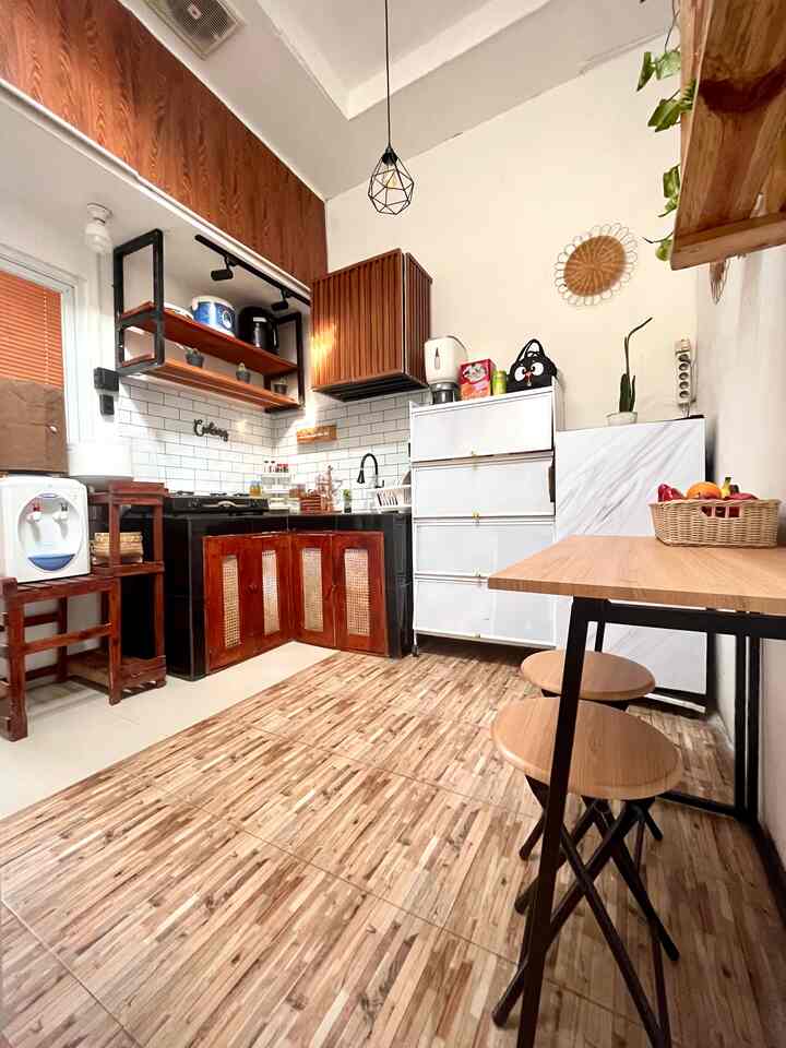 Hi, welcome at Kitchen and Dining compact from simonacasa in the morning😍

Alhamdulillah renovasi dapur kita hampir 90%😁

Karena pengerjaannya langsung dihandle oleh suami untuk proses pemasangan Rak Susun lebar yang terbuat dari kayu dan besi dan Rak Piring dari bahan wallpanel WPC😄

Untuk layout kitchen set kita berbentuk V dengan nuansa Industrial Klasik, memaksimalkan penggunaan bahan dasar kayu dan rotan🥰

Meskipun Ruangan dapur terbatas, tetap bisa tampil estetik dan rapi☺️

Semoga Menginspirasi😉

#Kitchenset
#kitchensetminimalis 
#PlavonGypsum
#PlavonPVC
#WarnaCatRumah
#WallpaperDinding
#WallpaperEstetik
#Cat 
#InspirasiDapurMungil
#DapurCompact
#CompactKitchen
#mejamakan 
#industrialhome
#DapurMungil
#DapurKecil
#CatPropan
#WallpanelWPC
#InspirasiDapur