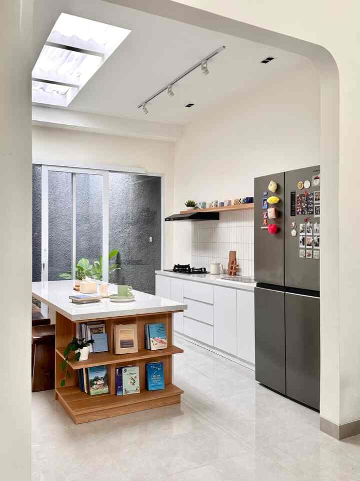 Sometimes what makes a space feel good isn’t how big it is, but how everything flows together.

Dapur dan area makan aku gabung jadi satu ruang terbuka, dengan meja island multifungsi di tengah. Satu sisi buat nyimpen peralatan dapur, sisi satunya lagi jadi meja makan yang cukup untuk 2 orang. Jadi, proses dari masak sampai makan cukup di satu ruangan, cuma pindah sisi aja😄👍🏼

Hidup sehari-hari jadi lebih praktis. Just cook, sit, and eat. Simple, efficient, and it keeps the space feeling open and easy to live in🩵

#inspirasidapurmungil #dapurcompact #compactkitchen #granitlantai #backsplashdapur #HPLkayu #lampudapur #dalkomspace