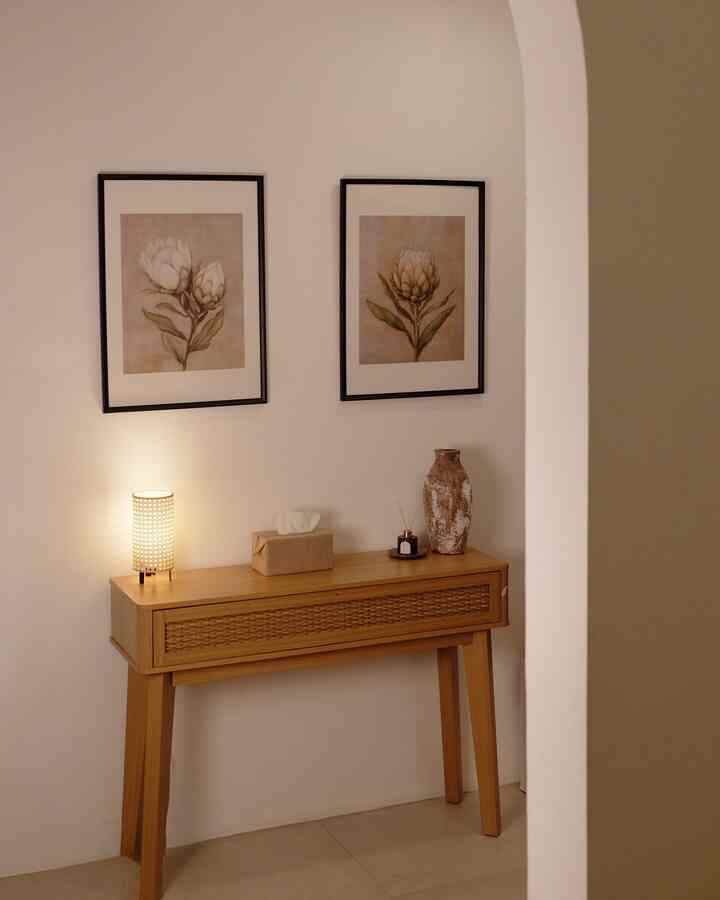 Buat kita, suasana rumah paling terasa nyaman justru pas sore atau malam.

Itu kenapa lighting penting banget. Kita suka banget mainin posisi dan jenis lampu, table lamps, standing lamps atau bahkan lampu kecil di rak.

Karena satu house rule yang selalu kita pegang: rumah nggak harus selalu terang, tapi harus selalu nyaman.

#RekomendasiLampu #LampuRumah #NightVibe #TableLamp #StandingLamp #SideFoyer #LivingRoom