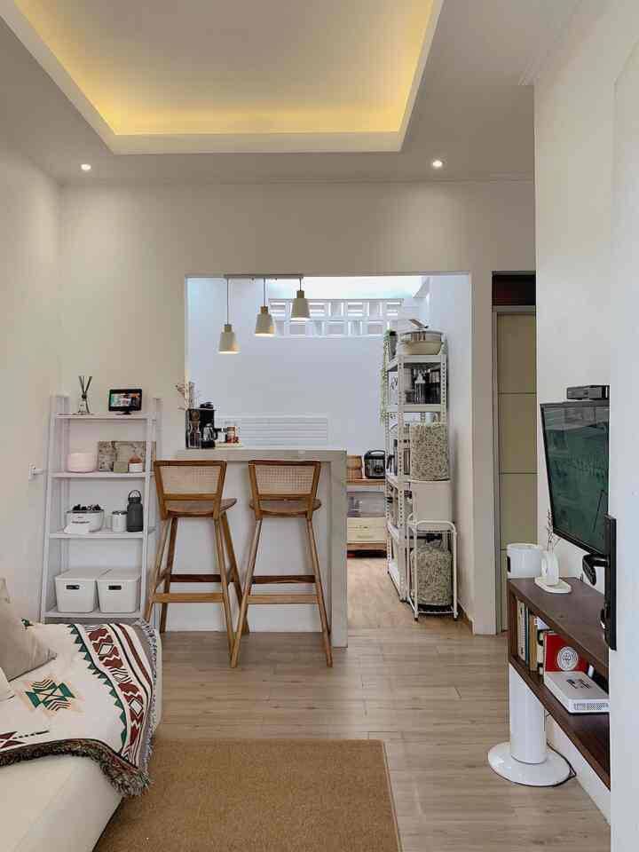 Dapur menyatu dengan ruang keluarga? Gak masalah banget! Justru jadi terkesan ruangannya lebih luas, dibuat area pembatas dega meja bar untuk dining area supaya tidak terlalu terbuka. 

#karpetpolos #rakbesi #lampugantung #lampugantungbesi #lampugantungputih #karpetcream #DapurOpenSpace #RumahOpenSpace #RumahTanpaSekat