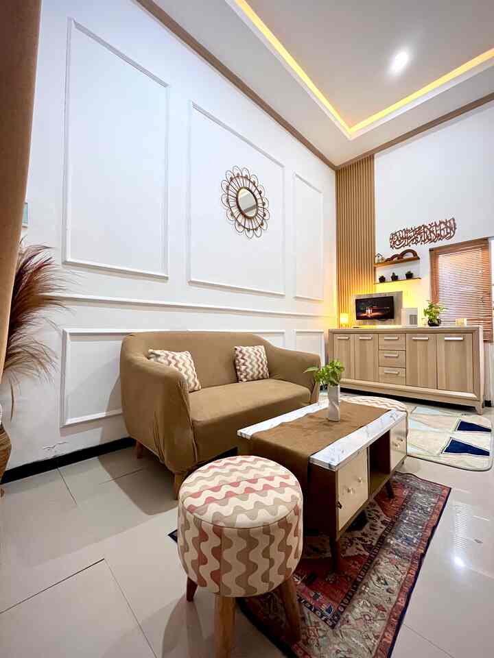 Hi, welcome at Living Room simonacasa😍

Selain pemilihan perintilan dekor rumah, hal yang paling penting juga adalah memilih perintilan lampu untuk mempengaruhi suasana di malam hari yang bikin relax, warm dan cozy 🥰

Kali ini kita memilih lampu tambahan dari LED stripe, lampu tidur dari bahan kayu dan lilin aromaterapi biar makin nyaman 😍

Semoga Menginspirasi 😉

#SofaSetMinimalis
#LampuGantung
#PlavonPVC
#PlavonGypsum
#WarnaCatRumah
#Cat 
#CatPropan
#WallpaperDinding
#wallpaperingsendiri 
#WallpaperEstetik
#WallBatten
#WallMoulding
#RekomendasiLampu
#LampuRumah
#NightVibe
#LampuTidur
#lampu 
#lampumeja 
