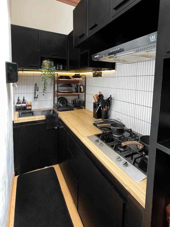 —— Compact Kitchen 

Punya dapur lorong kaya gang senggol itu emang tantangan tersendiri. Tapi siapa bilang dapur mungil nggak bisa kece? 

Asal pinter atur storage, manfaatin area vertikal, dan pilih kombinasi warna dan perabotan dapur yang pas, ruang kecil kaya dapur compact aku ini, bisa tetap rapi dan nyaman loh..

Semoga menginspirasi 🥰🖤

#Kitchenset #vynillantai #kitchensink #kitchenbacksplash #storagedapur #rakdapur #stikervynil #sinkdapur #krandapur #InspirasiDapurMungil #DapurCompact #CompactKitchen #dapurmungil #smallkitchen #kitcheninspiration #kitcheninspo #dapurkecil #dapursempit

