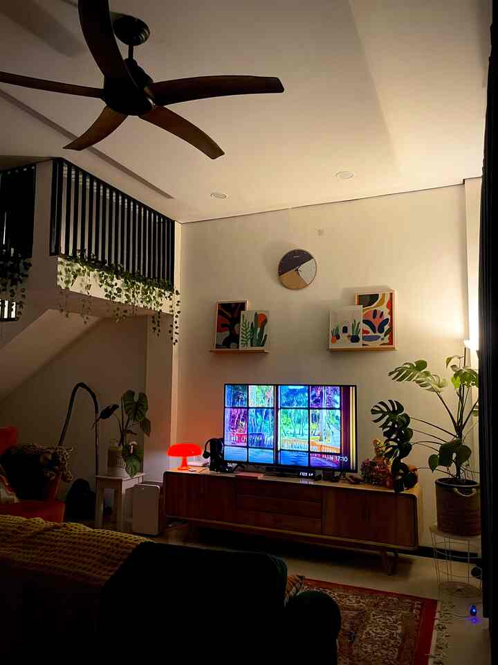 Ini adalah suasana malam di @diemdibumi, kami sering kali menggunakan lampu kecil warna warm untuk suasana cozy. Di tamanpun kami menggunakan light strip agar terkesan estetik

#rekomendasilampu #lampurumah #nightvibe #livingroom #ruangkeluarga #tamanindoor #lampumeja #lightstrip #homedecor #night #sofavelvet #velvetsofa #dindingkamprot #tanamanartifisial #tanamangantung #artificialplant