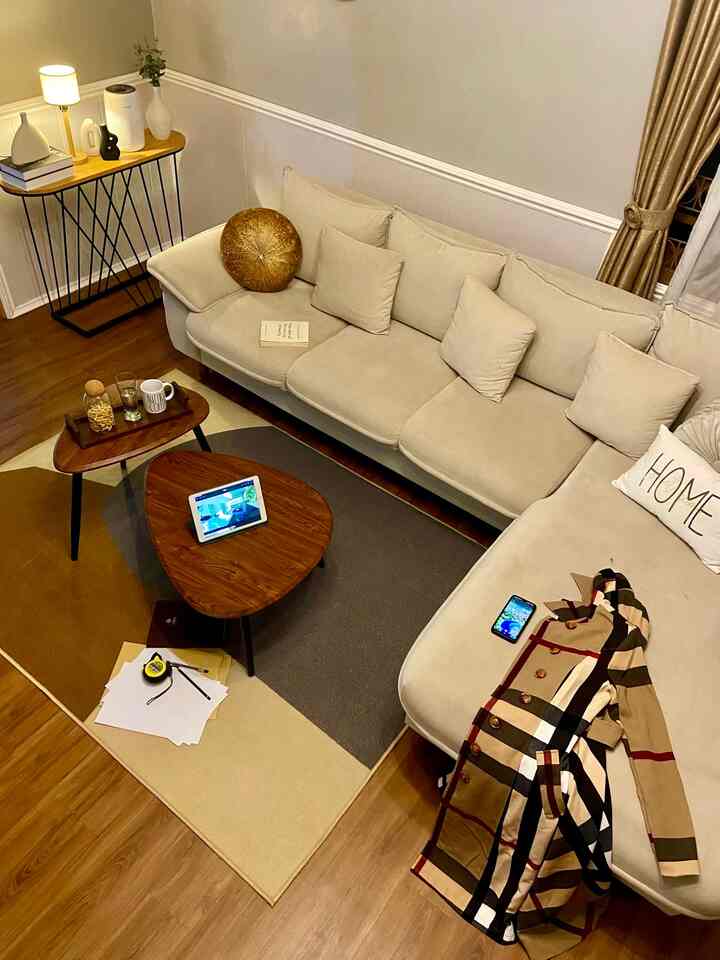 Pulang, tapi mesti nyelesein kerjaan..Baiklah, disini aja. Jangan lupa amunisi perut disiapkan 😁
#Livingroom #CozyLivingroom #ModernLivingroom #Vinyl #SofaMinimalis #mejaruangtamu #CoffeeTable #LampuMeja #karpetruangtamu #Karpet #RuangTamu #ItemDecoratives #BantalSofa
