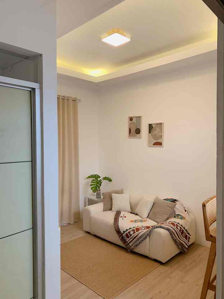 Versi sore ke malam di boemimiti, kita biasanya pakai lampu LED plafon yang bisa berubah warna kita set di warm, 4 lampu downlight di tiap sudut dan lampu LED strip mengelilingi plafon berwarna warm, membuat rumah menjadi lebih homey🥰

#sofaminimalis #lampuplafon #dekorasikayu #dekorasiaesthetic #RekomendasiLampu #LampuRumah #NightVibe