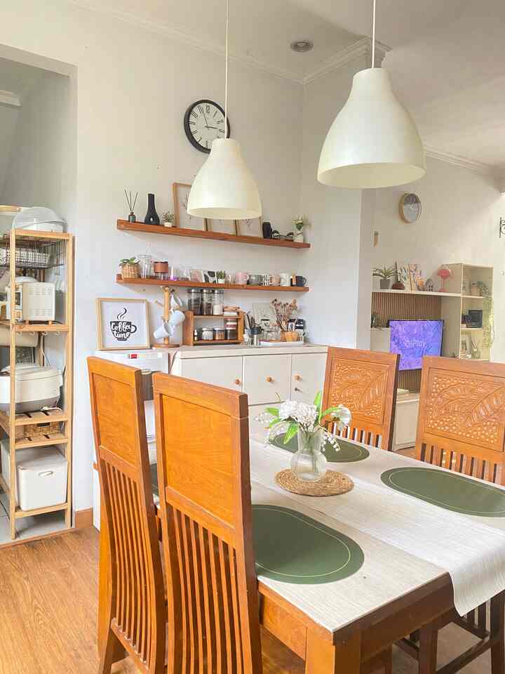 Open space vibes ✨ Ruang tamu, ruang makan, dan dapur tanpa sekat jadi salah satu solusi untuk menyiasati luasan rumah yang compact. Tapi berhubung dapurku nggak selalu rapi, ak menerapkan layout bentuk L seperti ini. Jadi dapur dan ruang makan terasa menyatu, ruang tamu dan ruang makan juga terasa menyatu, tapi dari ruang tamu dapur tidak terlalu terlihat 😆🏠
#mejamakan #mejamakankayu #lampugantung #coffeestation #lantaivinyl #rakdapur #openshelf #DapurOpenSpace #RumahOpenSpace #RumahTanpaSekat