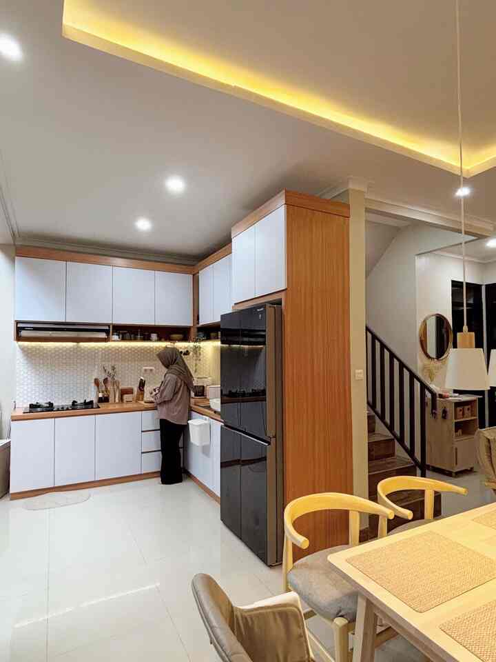Open space edisi dapur & ruang makan 🍳🍽️ Sirkulasi & pencahayaan alami yang berasal dari zen garden di samping dapur tentunya jadi lebih optimal🪴 Terasa lebih lega kan? Gimana menurut tetangga online ?🥰

#DapurOpenSpace #RumahOpenSpace #RumahTanpaSekat #DapurMinimalis #KitchenSetMinimalis #JapandiKitchen #DiningTableMinimalis #RuangMakanMinimalis 