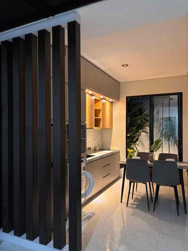 Paduan dapur terbuka dan pemandangan taman jadi resep utama kenyamanan di rumah.
Natural light, udara segar, dan view hijau bikin setiap sudut terasa lebih hidup. 🌞🌿 

#KitchenSet #MejaMakanMinimalis #DininfArea #HPL #PintuGeserAlumunium #DapurOpenSpace #RumahOpenSpace #RumahTanpaSekat