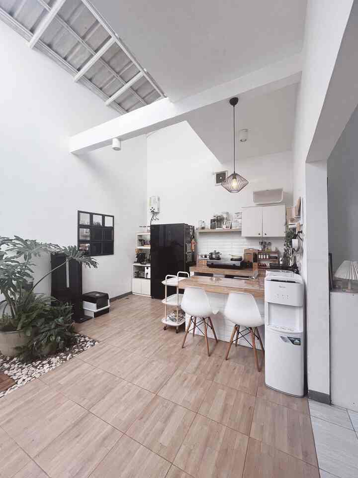 ✨ Open Space Kitchen & Dining 

Halo, ini dapur kami yang letaknya di bagian belakang rumah. Dibangun di sisa tanah bagian belakang, agar terlihat luas kami membuatnya tanpa sekat. 
Untuk menghemat budget, kami juga membuat mini dining room yang bisa berfungsi sebagai meja makan sekaligus area tambahan untuk food prep. 
Seberang dapur, ada area penyimpanan dan sedikit ruang hijau agar suasana area ini lebih segar. 
Semoga bisa menginspirasi ✨

#KitchenSet #KeramikDapur #BackSplash #KursiMakan #KitchenLighting #LampuDapur #DapurOpenSpace #RumahOpenSpace #RumahTanpaSekat