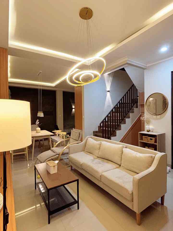 Lampu lampu di casazenna yang bikin vibes rumah jadi makin cozy & estetik 🛋️💡

1. Standing lamp — bikin area menonton jadi cozy
2. Hanging lamp ring — ngasih kesan mewah
3. Led Stripe — bikin detail rumah jadi estetik
4. Hanging lamp horizontal — momen makan jadi lebih intim
5. Lampu dinding lukisan — ngasih detail hiasan dinding 
6. Lampu dinding taman — detail cantik di batu alam 
7. Lampu meja kamar — jadi lampu tidur yang estetik

Kombinasi antara lampu lampu diatas dengan warna warm light bikin vibes rumah jadi lebih cantik terutama di malam hari 🌙✨ 

Gimana menurut tetangga online? Yang mau samaan lampu lampunya bisa tap (+) yaaa 🫶🏻

#RekomendasiLampu #LampuRumah #NightVibe #LampuMinimalis #LampuDinding #StandingLamp #HangingLamp #LampuDindingTaman #LampuTaman #MoodLamp #JapandiHouse #NightVibe 