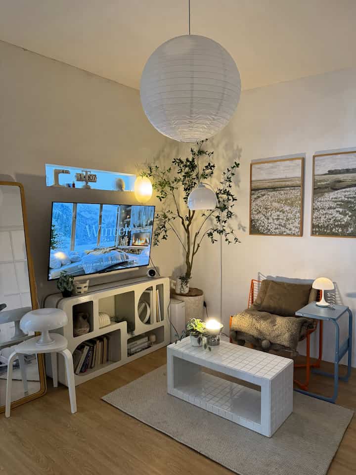 Lampu lampu unik memang bisa jadi mood booster bikin ruangan makin cozy dan aesthetic 🛋️

#warnacatrumah #vinyllantai #kursiminimalis #rekomendasilampu #lampurumah #nightvibe