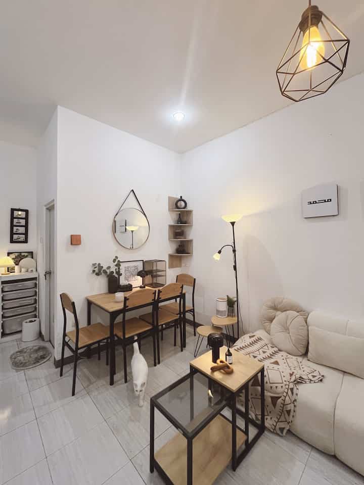 ✨ Pojokan Cozy 
Halo semua, ini pojokan favorite di area living room. Terletak bersebelahan dengan dining area. Kurang lebih seperti ini suasana di malam hari, kami menyalakan beberapa lampu untuk menambah suasana santai. Sehingga jika ingin makan di meja makan atau santai2 di sofa akan tetap terasa nyaman dengan pencahayaan yang pas ✨


#SofaMinimalis #MejaMakanIndustrial #MejaTamuIndustrial #Lampugantung #floorlamp #lampumeja
#RekomendasiLampu #LampuRumah #NightVibe