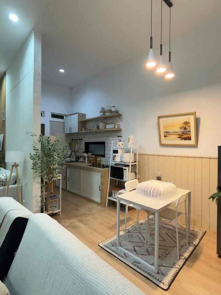 Halo.. kali ini aku mau bahas dapur minimalisku.. mungkin bisa dibilang dapur compact karena memang ukurannya yanh sangat mini ya.. dengan lebar 2m panjang 2.5m masih cukup nyaman buatku, karena dengan konsep openspace tetap terasa lega meskipun spot untuk aku masak sangat mungil 🥰


#warnacatrumah #stickerkertasive #lampugantung #rakdapur #artificialtree #wallpanel #dapuropenspace #rumahopenspace #rumahtanpasekat 