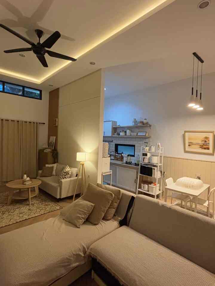 Ini kondisi rumahku kalau dimalam hari.. ada lampu gantung dan standing lamp yang aku biarkan menyala.. juga ada lampu downlight berwarna warmwhite yang aku biarkan menyala agar suasana rumah terasa lebih warm dan cozy..

ada 2 tipe warna lampu yang aku pakai dirumahku, untuk lampu downlight yang memang untuk penerangan, aku menggunakan warna lampu white / putih, tapi untuk lampu dekorasi seperti standing lamp, dan lampu gantung aku menggunakan warna warm white agar tumah terasa lebih nyaman 

 #lampugantung #vinylsticker #karpetruangan #livingroom #sofa2seater #rekomedasilampu #lampurumah #nightvibe 