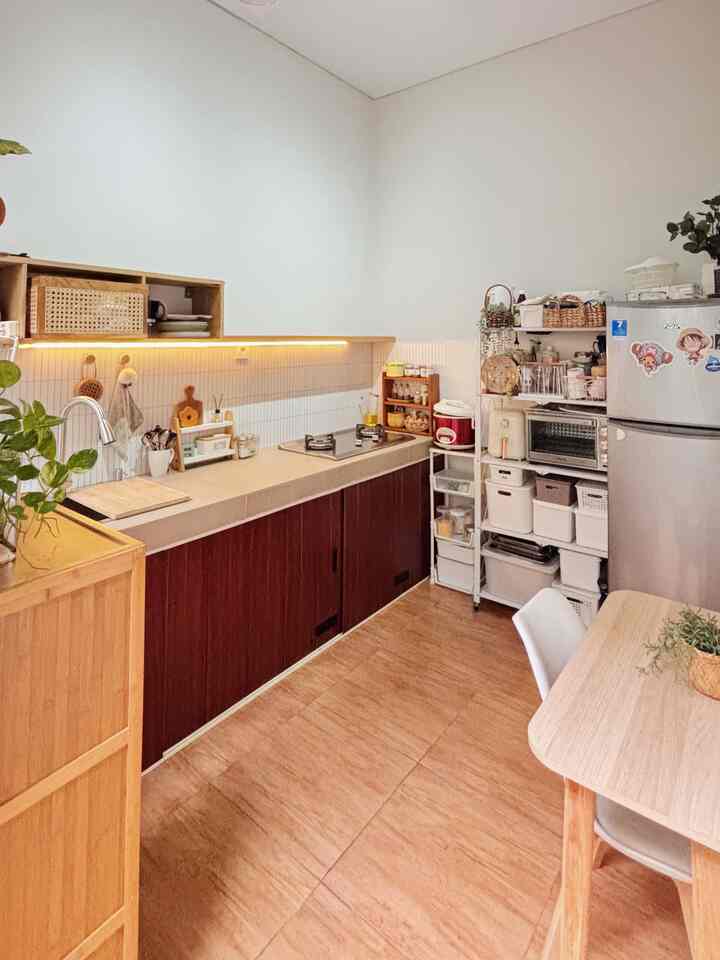 Dapur di lahan terbatas yang ukurannya hanya 2,5x2,75meter, dapur compact ini aku maksimalkan fungsinya tapi tetap estetik dan terlihat luas.
Aku pakai ambalan dan bagian bawah top table ditutup menggunakan PVC motif kayu, aku juga menambahkan meja kecil dan kursi untuk area dining karna ukuran dapur yang terbatas.

#KitchenSet #KitchenSetMinimalis #WarnaCatRumah #WallpaperDinding #Cat #InspirasiDapurMungil #DapurCompact #CompactKitchen 
