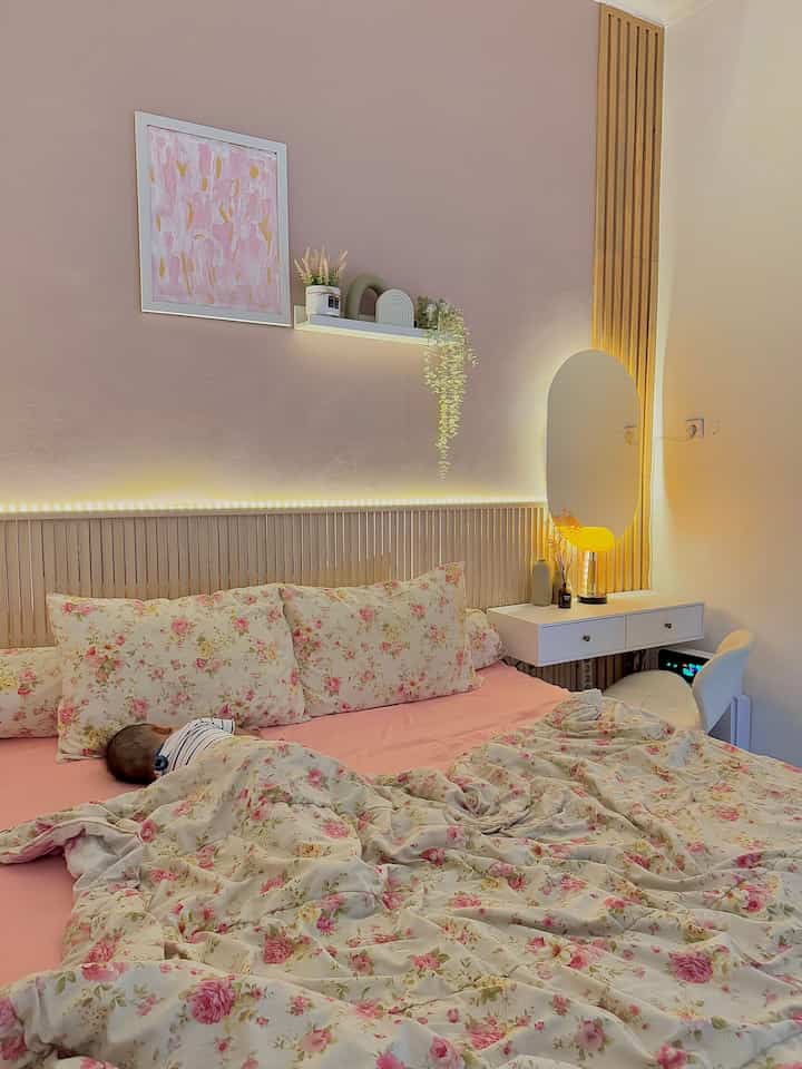 🎀 Lampu-lampu di Malam Hari 🎀

Lumayan banyak lampu berwarna kuning atau warm white di rumah ini, tujuannya supaya ketika dinyalakan suasana akan terasa lebih warm, khususnya di malam hari, waktunya berkumpul bersama keluarga.
Ada LED strip, lampu meja, lampu sensor gerak dan lampu-lampu gantung.
Untuk menghemat listrik, kami jarang menyalakan lampu besar di ruang tamu atau kamar, juga supaya tidak terlalu terang dan menyilaukan.

#Lampu
#Bedroom
#Kitchen
#DiningRoom
#LivingRoom
#LampuLED
#LEDStrip
#LampuSensorGerak
#LampuMeja
#Lampuotomatis
#RekomendasiLampu
#LampuRumah
#NightVibe