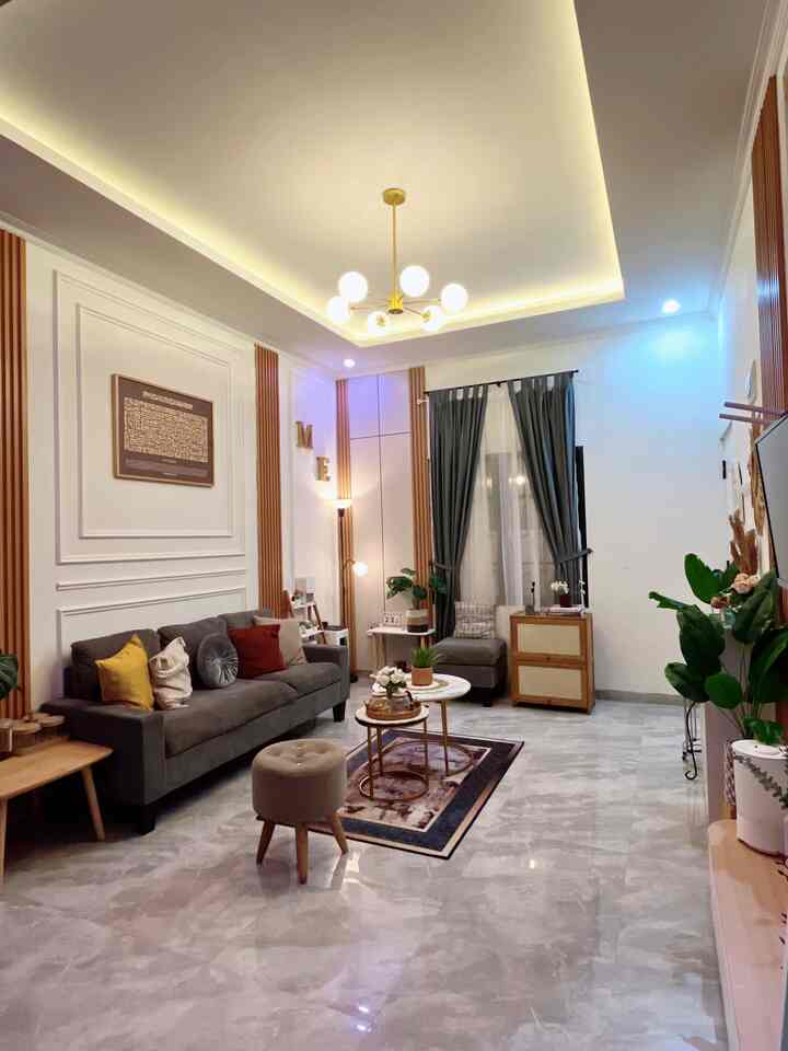 Tempat favorti kami untuk quality time di ruang tamu ini karena suasana nya yang nyaman dan pencahayaan nya yang warm. Untuk pencahayaan kami gunakan standing lamp berwarna warm white dan lampu LED warna dan LED strip.

Makanya kami suka banget menghabiskan waktu bersama keluarga di ruang tamu ini.

#RekomendasiLampu #LampuRumah #NightVibe #StandingLamp #LampuPhilipsLed #WarnaCat #SofaMinimalis #Wallboard