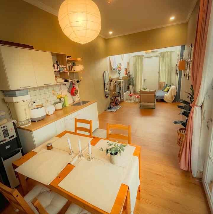 Dapur open space tanpa pembatas tanpa sekat menyatu dining dan kitchennya. Terkesan lega dan tetap fungsional.

#diningsetikea #kitchensetikea #lantaivynil #lilinelektrik #DapurOpenSpace #RumahOpenSpace #RumahTanpaSekat