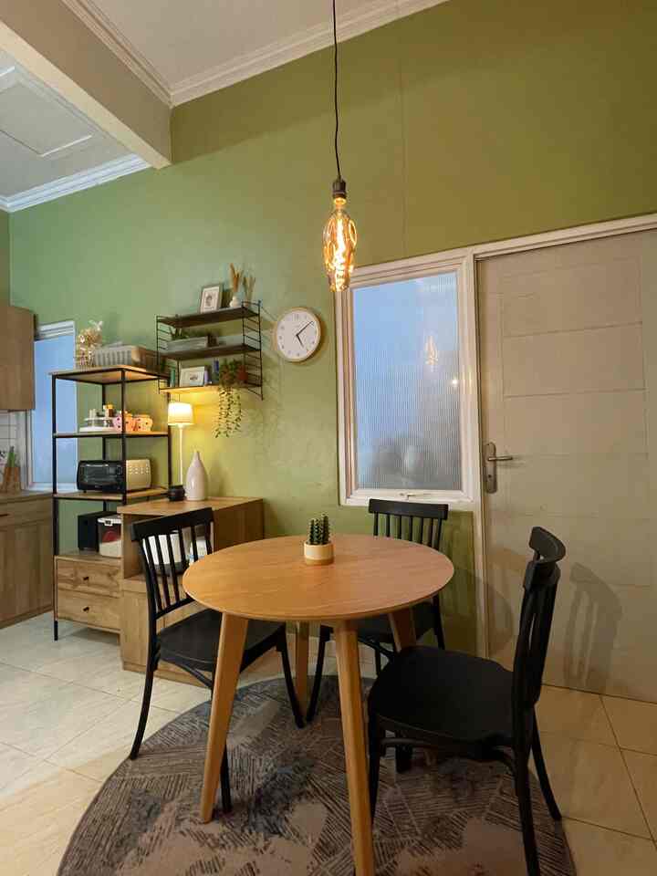 Kadang yang bikin rumah terasa lebih hidup itu bukan furnitur mahal atau dekor estetik, tapi… pencahayaan yang pas.

Saat malam tiba dan lampu gantung dinyalakan, semuanya berubah. Ada rasa hangat yang diam-diam bikin betah, bikin pengen duduk lebih lama, ngobrol lebih dalam, atau sekadar diam menikmati suasana.

Lampu bukan cuma penerang, tapi juga pencipta mood.

Kamu tim #TeamSiang yang suka terang alami?
Atau #TeamMalam yang suka suasana temaram penuh kenyamanan?

Yuk, share lampu favoritmu di rumah dan vibes yang kamu rasain saat siang atau malam hari!
#LampuEdison #MejaMakanMinimalis #WarnaCatRumah #MoodLamp #KitchenKabinet #AmbalanDinding #LightingVibes #CozyLighting #HomeMood #SiangAtauMalam #RekomendasiLampu #LampuRumah #NightVibe