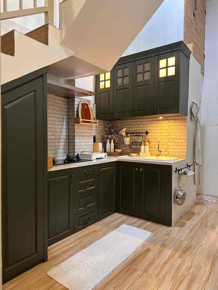 Dapur dengan top table keramik berbentuk letter L pada area terbatas, ruang kosong di bawah tangga dibuatkan kabinet untuk peralatan dapur serta makan begitu pun di atas dan bawah top table. Di sisi sebelahnya kami letakkan kulkas dan rak serta storage box untuk menyimpan barang barang agar tertata rapi.

#kitchenset #catkabinetdapur #inspirasidapurmungil #dapurcompact #compactkitchen #bandaaceh