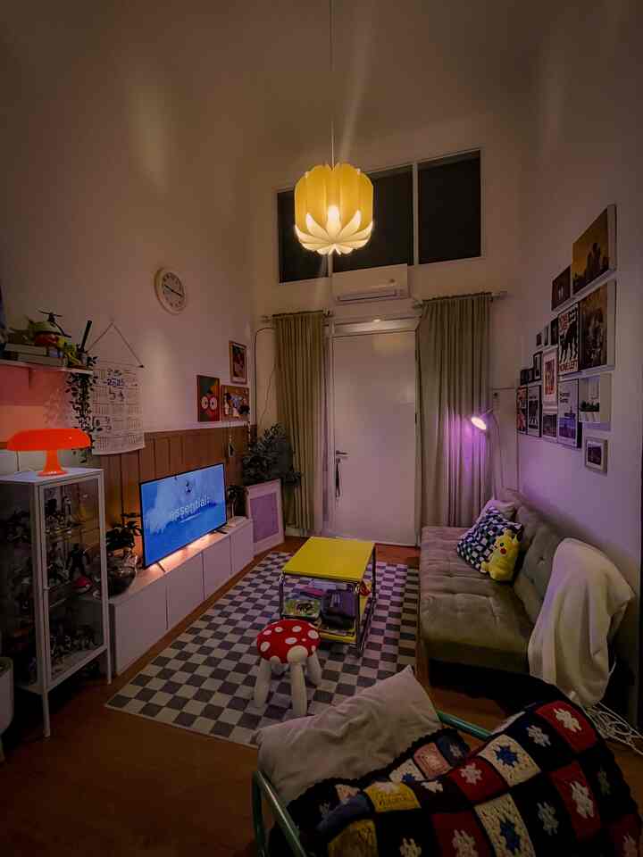 Let the light do the magic sepenting itu lighting dalam menciptakan ambience dan mood pada ruangan.. untuk area living ada beragam jenis lighting seperti pendant, standing, bar dan akhirnya kesampean juga punya lampu jamur thank you ohouse..

#lampugantung #lampujamur #smartlighting #standinglamp #RekomendasiLampu #LampuRumah #NightVibe