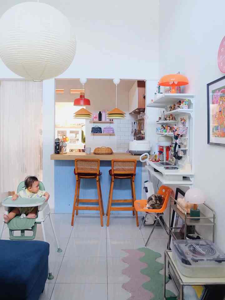 Tempat makan pada rumah kami berada di antata area ruang tamu dan dapur, dengan konsep open space

Uniknya, area ini memakai konsep ala mini bar dengan meja beton hasil dari membobok dinding penyekat antara ruang tamu dan dapur.

Ide ini semakin memperlihatkan konsep open space yang lega, namun tetap memaksimalkan fungsi setiap space 

#KursiMiniBar #LampuEstetik #LampuDapur #KeramikBacksplash #DapurOpenSpace #RumahOpenSpace
#RumahTanpaSekat