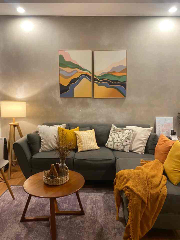 At night, additional lights in the form of ambient lighting or decorative lamps can create a more cozy mood in this living room. That's why I turn on these lights more often than general lights, especially when I'm having me-time, while reading a book or watching Korean dramas. So it's even more romantic! 😆✨🛋️
.
#minimalistsofa #wallart #karpetmungil #coffeetable #throwblanket #sofacushion #catmotifsemen #standinglamp #floorlamp #RekomendasiLampu #LampuRumah #NightVibe