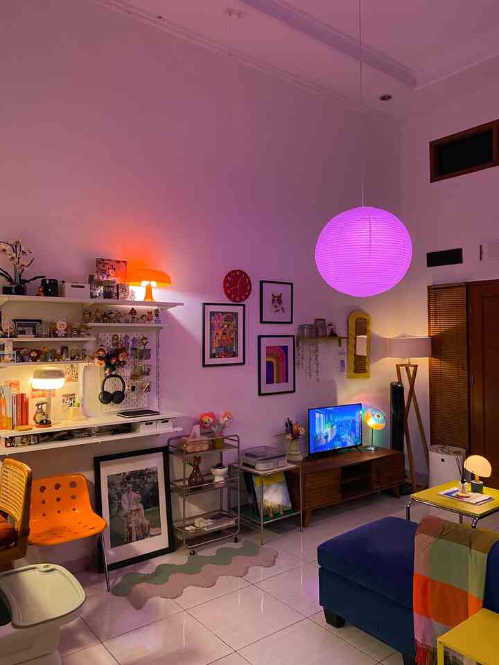 Siapa yang hobi mengoleksi lampu untuk menambah estetika dan kesan ruangan lebih hidup?

Ini dia warna-warni pada ruang tamu kami berkat lighting berbagai koleksi lampu kala malam hari

Penempatan lampu dengan bentuk dan warna lighting yang pop up jadi tren belakangan ini, menciptakan kesan unik namun tetap nyaman 

#LampuRuangTamu #LampuEstetik #MoodLamp #KarpetEstetik #RekomendasiLampu #LampuRumah #NightVibe 
