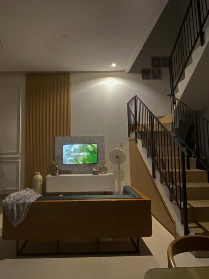 Ada yang suka menikmati suasana rumah pas malam hari kayak gini juga?
Lampu temaram & cahaya TV bikin suasana makin hangat dan tenang.
Desain open space tetap nyaman meski minim cahaya, karena pemilihan lampu yang pas dan penataan ruang yang rapi.
Mood malam jadi salah satu momen favorit di rumah!

Inspirasi desain:

Gunakan lampu warm white (2700K–3000K) buat nuansa cozy.
Tambahkan dimmer light kalau ingin suasana lebih fleksibel.
Minim cahaya tapi tetap estetik? Kunci utamanya: pencahayaan aksen (accent lighting) dan material interior yang pantulannya lembut.
TV area sebaiknya punya pencahayaan indirect agar mata tetap nyaman saat nonton.



#SofaMinimalis  #LampuGantung  #KitchenSet
#KitchenSetMinimalis  #PlavonPVC 
#WarnaCatRumah #WallpaperDinding 
#WallpaperEstetik  #Cat
#RekomendasiLampu
#LampuRumah
#NightVibe 