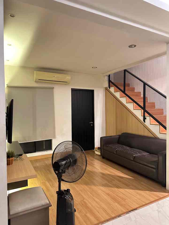 Hi Tetangga, 

Untuk ambience lighting kami pilih menggunakan led strip yang digunakan pada cabinet. Dengan tujuan menciptakan warmy look , ambience yg nyaman. 

Karena di area tv ini butuh lighting yg teduh, tidak terlalu terang. Walaupun kami tetap pasang spotlight tp kami hanya gunakan di saat tertentu saja. Klo tetangga suka dengan lighting yg mana ?

#spc #wallpanel #taco #cabinet #sofa #rekomendasilampu #lampurumah #nightvibe