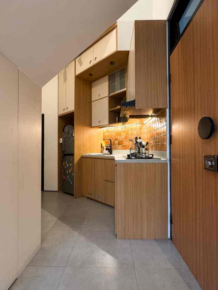 Tinggal di rumah mungil bukan berarti kompromi soal kenyamanan. Dapur di rumah kami ini memang kecil, sehingga agak tricky saat proses renovasi. Namun dengan pencahayaan yang pas, pemilihan warna kayu yang lebih terang, penambahan furnitur modular dan lebih banyak kitchen set tertutup, area sempit ini bisa kelihatan lebih lega dan nyaman buat masak sampai makan bareng. 

#hpltaco #mejamakanmodular
#Kitchenset #InspirasiDapurMungil #DapurCompact #CompactKitchen