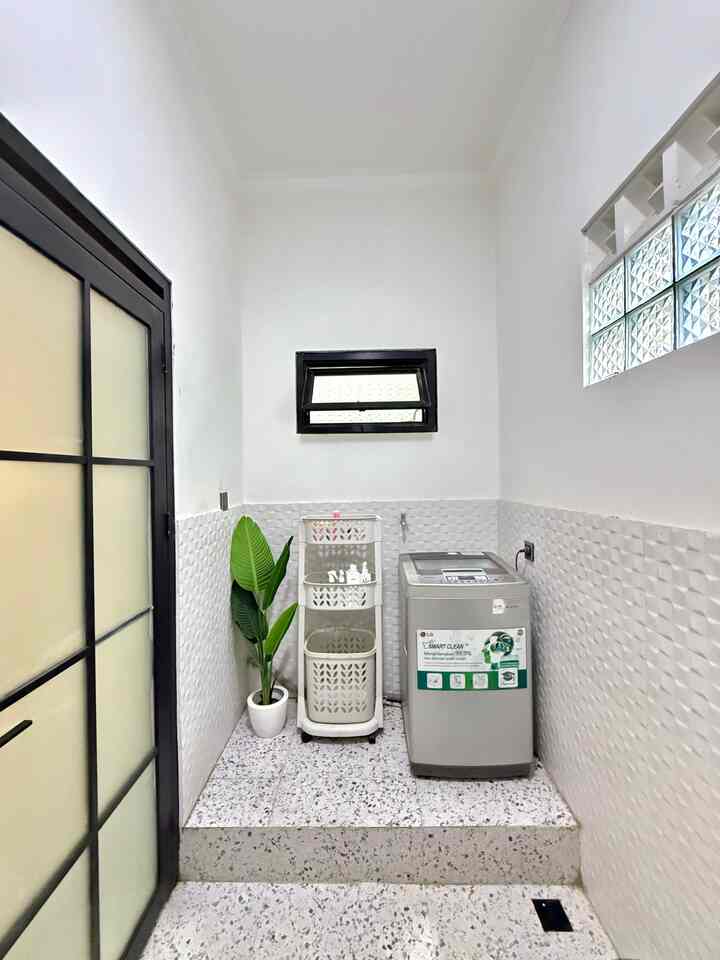 Laundry room yang simpel dan minimalis dengan ukuran 2m x 1,6m ✨
#LaundryRoom #WarnaCatRumah #CatRumahMinimalis #RuangCuci #DindingRoster #InspirasiLaundryRoom 