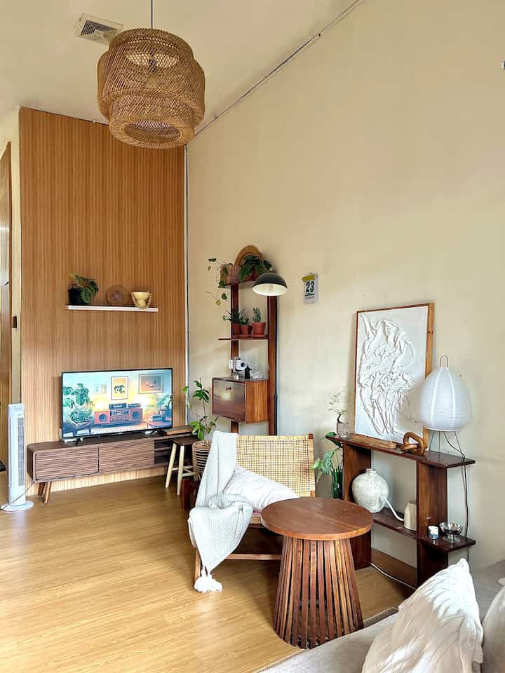 Beginilah ruang tamu mungil di rumahku, aku memilih warna netral dengan furnitur sentuhan kayu agar ruangan terasa lebih warm dan homey 🤎✨

#Cat #LampuGantungRotan #LantaiSPC #KipasAnginBerdiri #StylingRuangTamu #DekorasiLivingRoom #InspirasiLivingRoom 