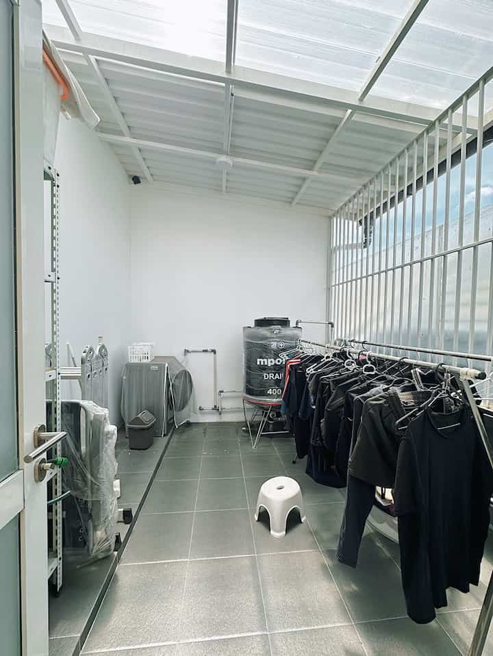 Ruang laundry dirumah ada di atas, naik tangga di slide terakhir langsung masuk ke ruang cuci jemur aku. Sederhana aja, asli nya hanya dak, kemudian dirapihkan dengan dipasangkan keramik, atap alderon, dan jeruji besi untuk keamanan tapi sirkulasi angin tetap ada.

Baju jadi cepat kering, tidak lembab, ga perlu khawatir kehujanan. ☺️

Disini juga aku manfaatkan jadi gudang untuk penyimpanan dengan menambah rak besar dibalik pintu.

#laundryroom #ruangcucijemur #atapalderon #jemuran #dakjemur #ruangpenyimpanan #gudang #rakpenyimpanan #atapkanopi #kanopialderon #lantaikeramik #keramikantislip #rakbesi #tanggabesi #kayukamper