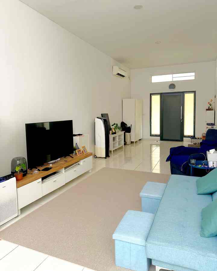 Ini cara aku mewujudkan living room yang nyaman, di rumah konsep minimalis & open space agar tetap nyaman dan memiliki batasan zonasi:

- Karpet di tengah ruangan memberikan kesan hangat dan menjadi focal point yang memisahkan area duduk dari ruang makan.
- Sofa warna biru muda memberikan kontras lembut dan nuansa sejuk di ruangan yang didominasi warna putih.
- Dua bangku kecil serasi dengan sofa menambah kesan rapi dan fungsional, bisa digunakan sebagai sandaran kaki atau tempat duduk tambahan.
- Bantal dekoratif dalam nuansa senada menambah kenyamanan sekaligus mempermanis tampilan sofa.
- Kursi recliner berwarna biru gelap menciptakan keseimbangan warna dan memberi kesan cozy untuk bersantai.
- Pencahayaan alami yang melimpah dari jendela atas dan pintu kaca memberikan kesan lapang dan terang di seluruh ruangan.
- meja TV dengan nuansa putih-kayu dengan hiasan bingkai foto keluarga juga tanaman hidup. Memberikan kesan hangat dan asri.

Gimana, tetangga suka dengan ruang tamu ku ini? ☺️

#stylingruangtamu #dekorasilivingroom #inspirasilivingroom #rumahopenspace #openspace #livingroom #rumahscandinavian #rumahminimalis #cattembokputih #rumahhighceiling #cattembokindoor #lantaikeramik #keramikputih #keramik40x40