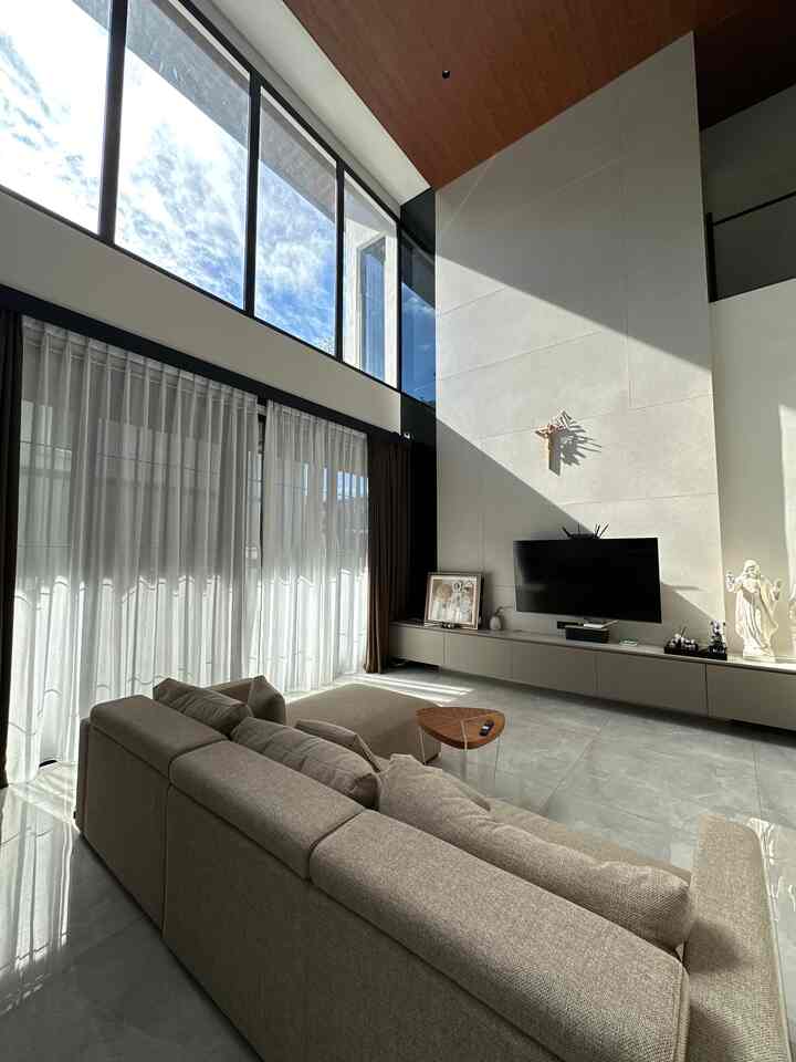 Living Room Bolu di Pagi Hari 🥰 

#SofaMinimalis #SofaKain #HPLAica #KeramikLantai #Cat #CatRumahMinimalis #Void #StylingRuangTamu #DekorasiLivingRoom #InspirasiLivingRoom 