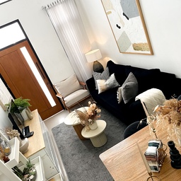 Jangan bosen ya sama livingroom ini, ruangan yang ga terlalu besar jadi tantangan buat kami untuk menciptakan livingroom yang nyaman dan estetik tanpa terkesan sempit. Walau sebenernya sebagian besar perabot di livingroom ini adalah bawaan dr rumah lama namun untungnya masi cocok ditempatkan dirumah ini. Warna2 monokrom dan bernuansa kayu natural menjadi tone paling dominan di livingroom ini. Disini kami juga memberikan sentuhan tanaman hijau supaya ruangan jadi lebih hidup, juga sentuhan dried flower supaya lebih feminim.
#sofahitam #sofaminimalis #coffeetable #stylingruangtamu #dekorasilivingroom #inspirasilivingroom