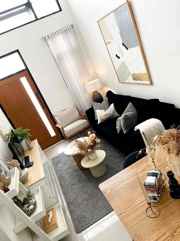 Jangan bosen ya sama livingroom ini, ruangan yang ga terlalu besar jadi tantangan buat kami untuk menciptakan livingroom yang nyaman dan estetik tanpa terkesan sempit. Walau sebenernya sebagian besar perabot di livingroom ini adalah bawaan dr rumah lama namun untungnya masi cocok ditempatkan dirumah ini. Warna2 monokrom dan bernuansa kayu natural menjadi tone paling dominan di livingroom ini. Disini kami juga memberikan sentuhan tanaman hijau supaya ruangan jadi lebih hidup, juga sentuhan dried flower supaya lebih feminim.

#sofahitam #sofaminimalis #coffeetable #stylingruangtamu #dekorasilivingroom #inspirasilivingroom