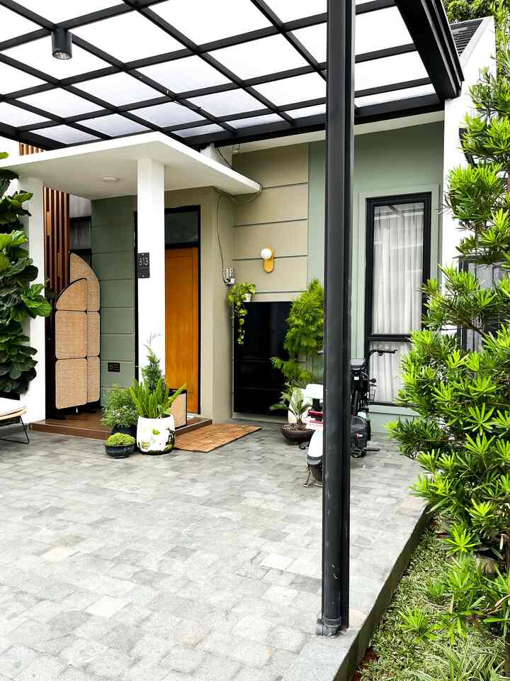 Sedikit cerita, warna kombinasi fasad hijau dan cream ini sebernya di luar prediksi. Untuk warna hijau itu beli online dan ternyata hijau yang ada di pikirannya beda dengan hijau cat yang datang, tapi coba diterima aja dan coba di kulik warna apa yang cocok buat kombinasinya dr warna cat yang ada aja dirumah. Awalnya mixed dengan abu namun ternyata kurang match, kedua mixed dengan putih masi kurang match juga haha. Akhirnya mutusin buat beli cat baru yang itupun random banget pilih turunan warna dr hijau tp lebih kalem netral dan ketemulah warna ini. 

Buay temen2 yang lg mw cat fasad rumah better kayanya coba2 pake aplikasi yang buat chek warna chat gitu dulu deh sebelum boros biaya tukang kaya aku, semoga menginspirasi 🥰

#potgerabah #lampudinding #fasadrumah #catexterior #rumahtropis