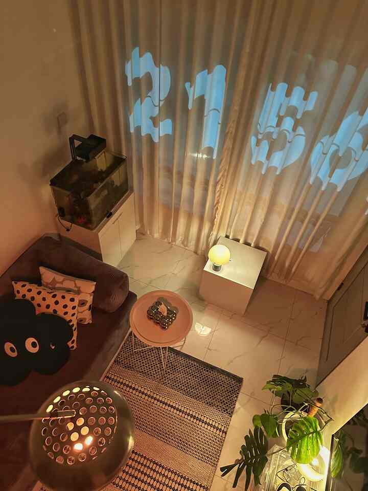 Layouting itu penting banget ! ✨ ini cara kita membuat ruang tamu yang sempit terasa lebih luas 

✔️ pakai warna cat warna cerah untuk menciptakan kesan luas
✔️ pilih furnitur yang warnanya tidak terlalu banyak agar lebih nampak seamless
✔️ menggantung TV agar lebih luas tanpa menggunakan cabin
✔️ kita pakai storage transparan untuk tempat sepatu bisa juga jadi cabinet
✔️ tambahan beberapa mood lamp agar nampak hangat di malam hari

semua link pembelian furnitur bisa cek di icon (+) warna biru 💙

#StylingRuangTamu #DekorasiLivingRoom #InspirasiLivingRoom #SofaModular #CatRumah #KarpetMotif #MoodLamp #minimalist #angkahouse 