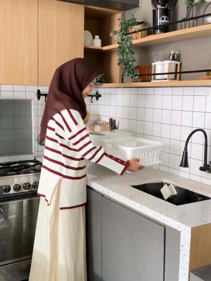 Dari sekian banyak spot di rumah, area ini selalu jadi yang paling sering aku kunjungi—
Tempat dimana pagi di mulai dengan aroma kopi susu dan ditutup dengan resep-resep masakan rumahan.

Desain simple dengan dominasi warna earth tone bikin cuci piring lebih menyenangkan! Tidak lupa ambalan berpagar supaya barang2 pecah belah kamu terjaga!

Siapa juga yang suka betah di dapur kayak gini? 🙋🏻‍♀️

#dapurmodern #dapurminimalis #inspirasidapur #penirispiring #sinkhitam #hpltaco #dapurcantik 