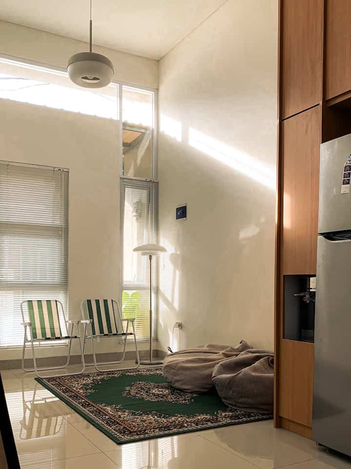 Bikin living room nyaman & estetik versi Ruma Terra

Buat kami, ruang tamu yang nyaman itu cukup dengan:
• Cahaya alami yang masuk bebas dan cahaya tambahan yang warm
• Di tambah warna hangat seperti krem & coklat yang di padukan dengan warna-warna stunning kesukaan kami
• Beanbag empuk untuk rebahan sore
• Tekstur kayu biar makin homey
• Beberapa dekorasi personal, biar terasa “kami banget”

Nggak harus sempurna, yang penting terasa pulang.
Karena rumah itu tumbuh—pelan-pelan, tapi pasti.

#KursiLipat #LampuLantai #StandingLamp #LampuGantung #HangingLamp #Beanbag #Venetianblind #Stoll #StylingRuangTamu #DekorasiLivingRoom #InspirasiLivingRoom 